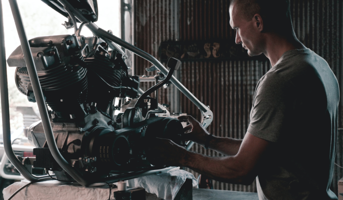 Homem reparando motor